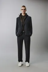 Pantalón de traje regular fit negro, confeccionado en tejido técnico transpirable Non Iron, con bolsillos frontales, bolsillos traseros de vivo y cierre frontal con cremallera y botón.