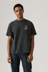 Remera negra de manga corta con estampado gráfico dorado en el pecho, que incluye el logo "Levi Strauss & Co." y la imagen de dos caballos tirando de unos jeans.