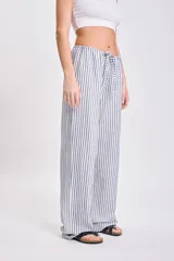 Pantalón de pijama de corte recto, con cintura elástica y cordón ajustable, con estampado de rayas verticales azules y blancas.