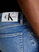 Jean de corte slim, color azul claro vintage, con talle medio y pierna estrecha en el tobillo.