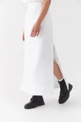 Pollera larga blanca de corte recto con diseño liso y tiro alto.
