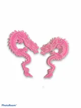 Par de aros con forma de dragón chino color rojo con detalles en plateado.