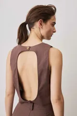 Chaleco cropped color chocolate con escote en V y diseño de cierre cruzado asimétrico con botones.