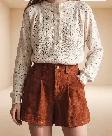 Short de tiro alto de gamuza color marrón, con pinzas delanteras, bolsillos laterales y presillas para cinturón.