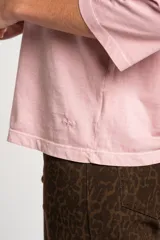 Remera color amarillo mostaza de algodón peinado, con escote redondo y mangas 3/4. Corte ajustado al cuerpo.