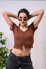 Crop top de algodón premium color marrón, manga corta con detalles de rulos en el ruedo y las mangas, escote en V con botones frontales.