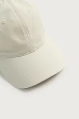 Gorra de seis paneles confeccionada en tejido de algodón con visera curva y ajuste posterior.