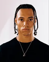 Collar con cadena de plata de ley 925 y dos colgantes hechos a mano: una estrella con textura y una piedra negra facetada de ónix.