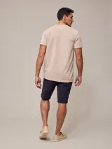 Bermuda azul marino de gabardina, corte recto, con bolsillos laterales y traseros.