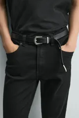 Jeans skinny cropped fit de corte ajustado y tiro medio, con diseño de cinco bolsillos y efecto lavado.