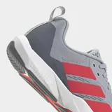 Championes de entrenamiento Adidas Rapidmove 2, color gris con las tres tiras laterales en rojo. Cuentan con una parte superior de malla elástica transpirable, amortiguación Lightstrike en la entresuela y suela de caucho Continental™ para mayor tracción.