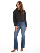 Buzo de modal color negro, con cuello redondo y mangas largas abullonadas con puños elásticos.