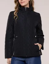 Campera negra capitoneada con diseño acolchado de rombos, cuello alto, cierre frontal y bolsillos laterales con cierre.
