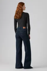 Pantalón de jean azul oscuro, de corte wide leg y tiro alto.