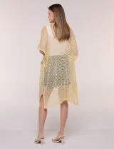 Kimono Do Everything In Love de tejido calado en color beige, con diseño abierto de manga corta y largo midi.