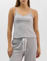 Set de pijama de tres piezas en color verde menta con estampado floral sutil, compuesto por una camisa de manga corta con botones, una musculosa básica y un pantalón largo de corte recto con cordón ajustable en la cintura.
