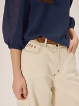 Pantalon ancho de corte holgado, confeccionado en mezcla de algodón, viscosa y lino, con diseño fluido y trabillas para cinturón.