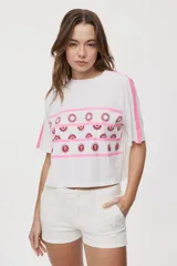 Short de tiro medio color tostado, calce ajustado, con bolsillos delanteros amplios y trabillas para cinturón.