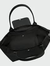 Bolso de mano tipo tote de la línea Le Pliage One de Longchamp, en color bordó. Presenta un diseño minimalista con cierre de cremallera superior, solapa con botón a presión y asas cortas de cuero.