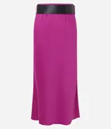 Pollera midi de satén de viscosa color fucsia, con cintura alta y modelado ajustado con leve evasé. Incluye cinturón ancho con hebilla.