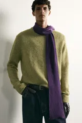 Jersey relaxed fit tejido en hilatura de algodón de color verde, con cuello redondo, manga larga y acabados en rib.