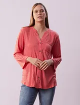 Blusa texturada color salmón, marca Ninety. Cuello a la base, escote en V y abertura central con botones. Delantera con bolsillo. Largo de manga regulable con presilla y botón.