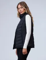 Chaleco puffer de corte entallado, con diseño capitoneado horizontal, cierre frontal completo y bolsillos laterales con cierre. Cuenta con cuello alto y forro interior de abrigo.