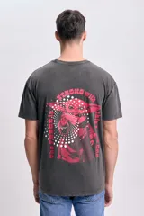 Remera negra de manga corta con estampa de Baby Yoda y texto en rojo.