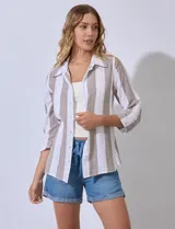 Camisa de algodón marca Dash, de diseño abierto con rayas verticales en tonos marrón y blanco, cuello con solapa, cierre frontal de botones y mangas tres cuartos.