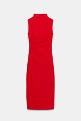 Vestido midi rojo de cuello subido y manga sisa, con detalle de tejido drapeado lateral y cierre en la espalda con cremallera oculta.