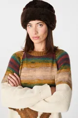 Gorro tipo bucket de cuero napalan con interior de pelo sintético tipo corderito, en color marrón chocolate. Presenta una forma redonda con botamanga ajustable.