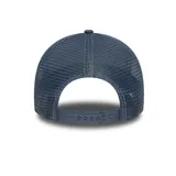 Gorro tipo trucker New Era, color azul grisáceo, con paneles frontales sólidos y paneles traseros de malla. Presenta el logo de los New York Yankees bordado en relieve en el frente y etiqueta de ajuste ajustable en la parte posterior.