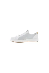 Championes deportivos de cuero blanco, estilo casual, con puntera redonda y cordones blancos. Presentan paneles laterales de malla perforada blanca para mayor transpirabilidad y un detalle de cuero color camel en el talón. La suela es blanca con una banda de goma color caramelo en la parte inferior.
