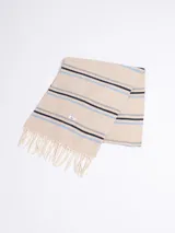 Bufanda de tejido suave en color marrón chocolate con diseño de rayas horizontales en tonos naranja, beige y gris. Presenta terminaciones con flecos en los extremos.