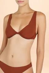 Top de bikini tipo corset color terracota, con diseño tableado en las copas y estructura con varillas internas para mayor soporte.
