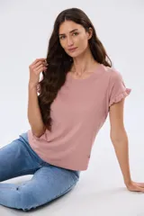Remera de algodón color verde menta, con escote redondo y mangas corta con detalles de volados sutiles en los puños.