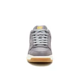 Championes Caterpillar modelo Theorem, color gris con detalles en amarillo. Presentan una combinación de gamuza y material sintético, con suela de goma en tono caramelo y entresuela blanca.