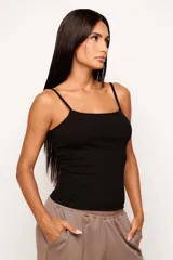 Musculosa de viscosa acanalada con elastano, de calce ajustado al cuerpo. Presenta escote recto y breteles finos regulables.