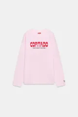 Remera de manga larga con hombros caídos y cuello redondo, confeccionada en algodón. Presenta un estampado frontal con el texto 'CORTADO' y una dirección en París, además de un pequeño detalle gráfico en el puño.