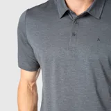 Chomba gris de corte clásico, con cuello polo abotonado y mangas cortas.