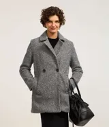 Saco alargado de polyvelour con textura boucle, cuello solapa, abotonado delantero y bolsillos. Forro de poliéster.