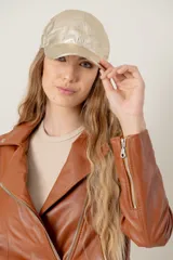 Campera estilo motociclista de cuero color marrón caramelo, con cuello solapa, cierre asimétrico plateado y detalles de broches metálicos.