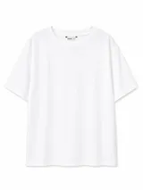 Remera blanca de manga corta y cuello redondo, de corte holgado y diseño básico.