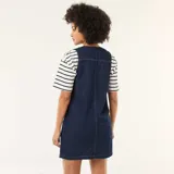 Vestido corto de jean azul oscuro, sin mangas, con escote en V y cierre frontal de botones metálicos.