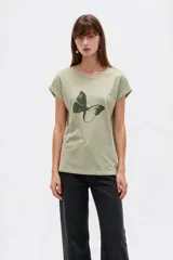 Remera de manga corta de algodón, de corte holgado y cuello a la base. Presenta un estampado frontal en el pecho con forma de corazón y encaje, con la inscripción "La Dolce Vita".