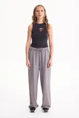 Musculosa de rib de algodón color negro, con calce ajustado y escote redondo. Cuenta con un pequeño bordado en el pecho con la inscripción 'California 1969' y una bandera.