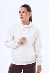 Buzo tipo canguro de felpa color marrón, con capucha ajustable mediante cordones y bolsillo frontal tipo canguro.