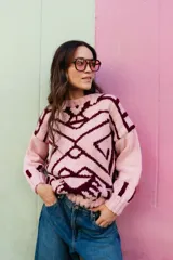 Sweater de punto con diseño oversize, cuello a la base y mangas largas. Presenta un patrón geométrico tipo jacquard en contraste de color en toda la prenda.