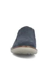 Zapatos slip on de cuero color azul marino, con paneles elásticos laterales y suela de goma en tono claro.