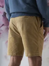 Bermuda de pana azul marino con cintura elástica y cordón ajustable.